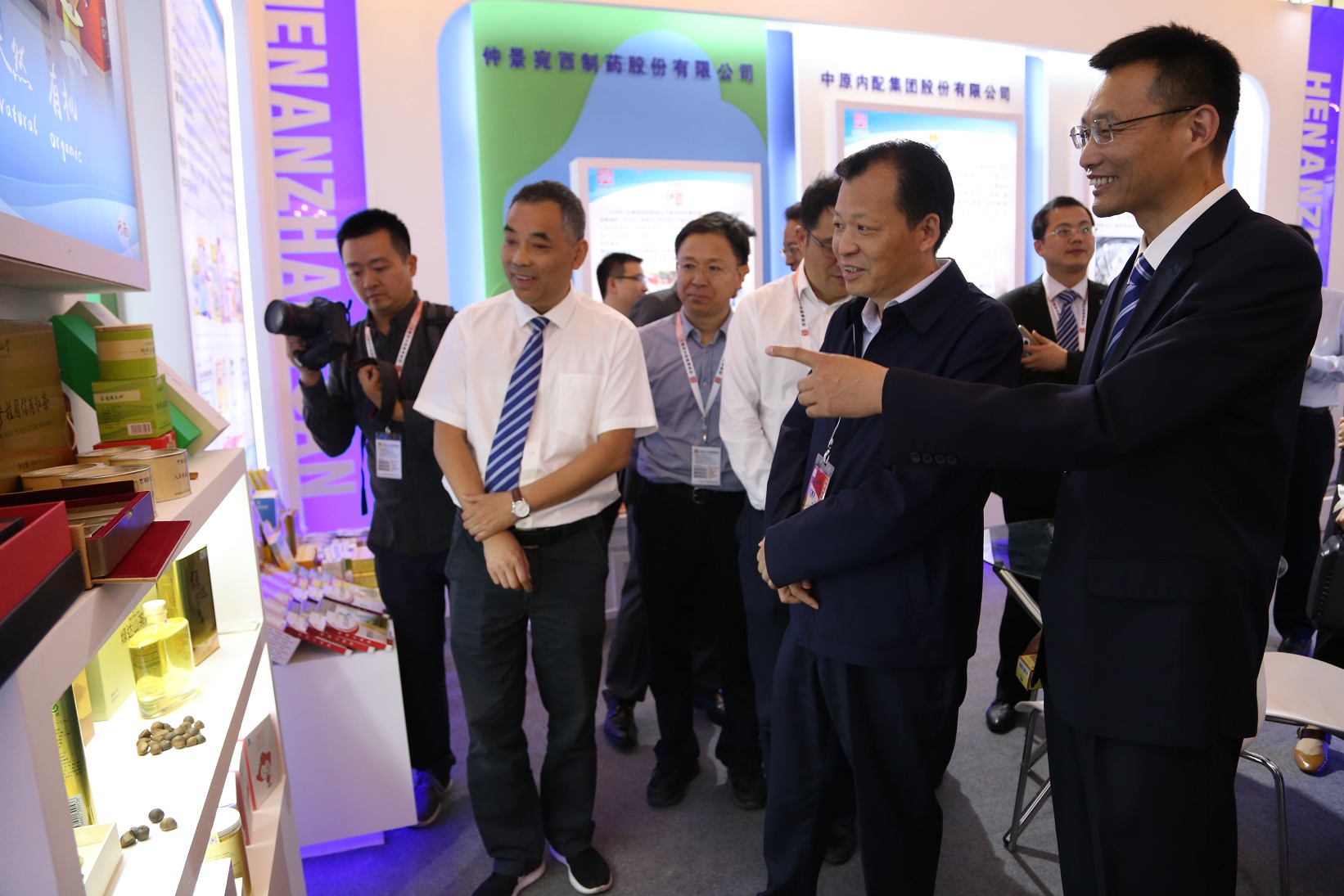 羚锐制药副总经理吴希振向刘伟副省长详细介绍羚锐公司产品