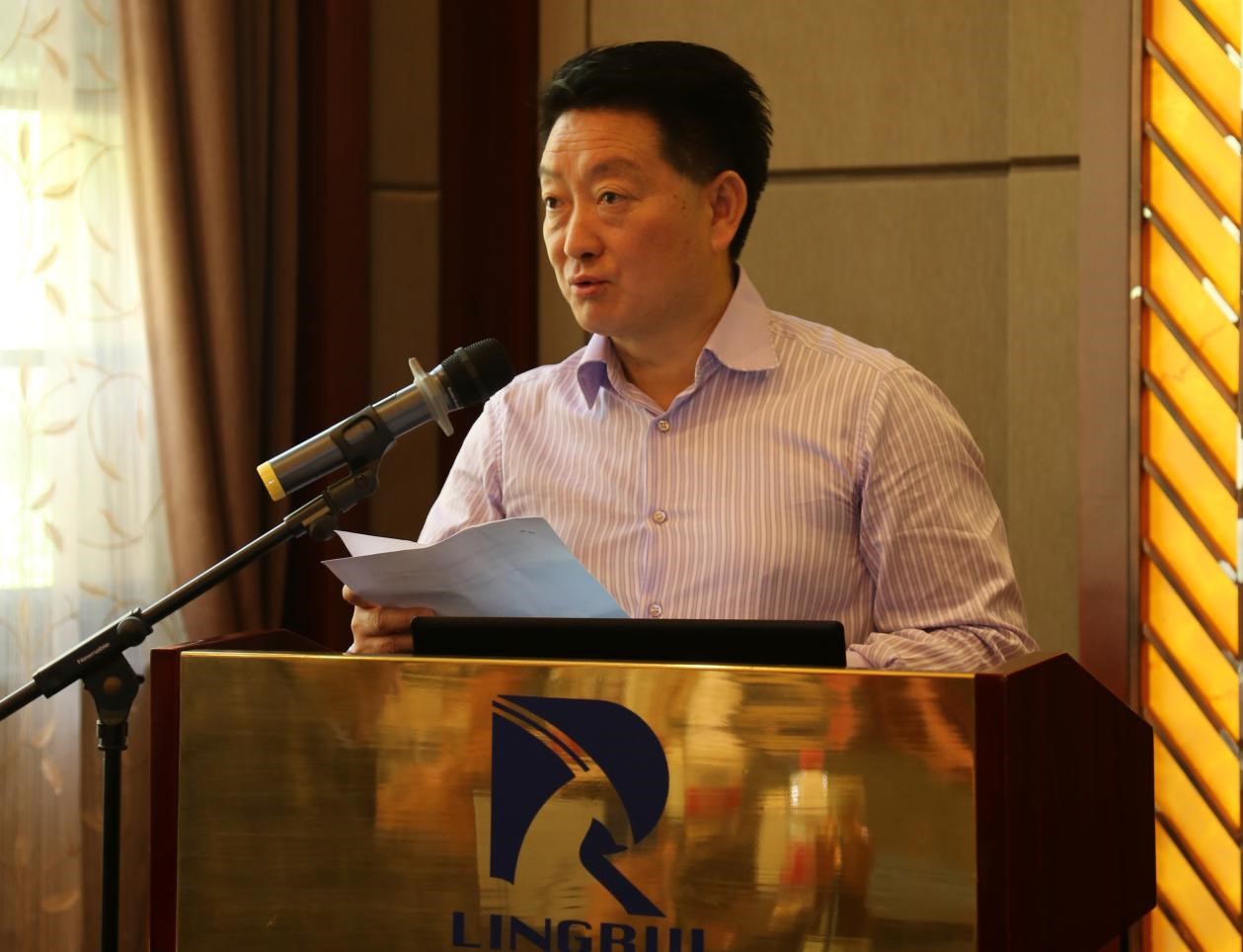 (中国非处方药物协会当值会长,仁和集团董事长杨文龙致辞)